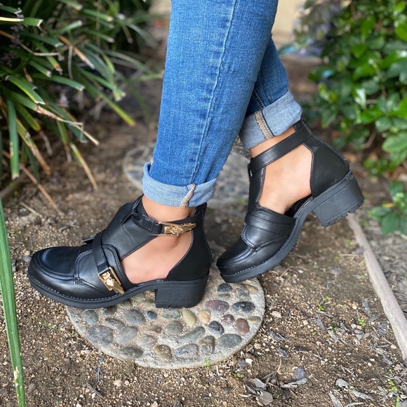 BLACK FAUX LEATHER BOOTIES - Picture 2 of 5